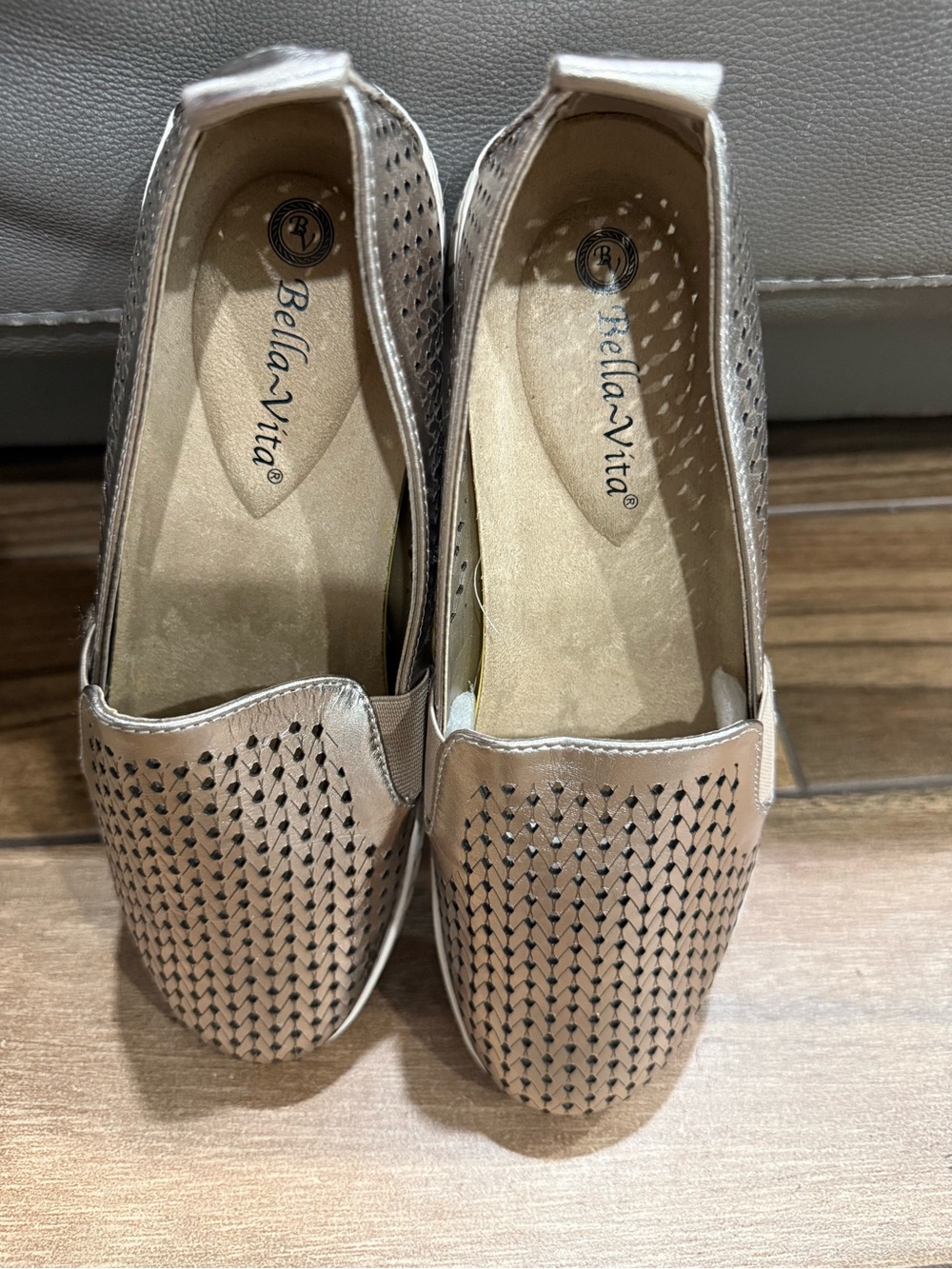 Bella Vita Helm Champagne Leather Perforated Slip On Shoes Size 9W New